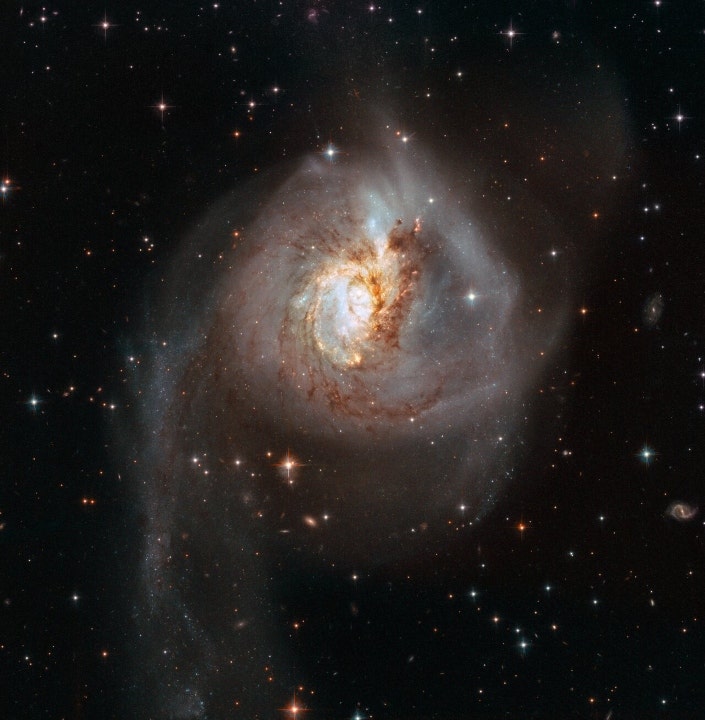 Une image du télescope spatial Hubble de NGC 3256
