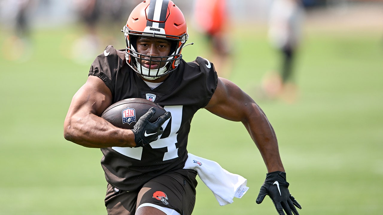 Nick Chubb runs a drill