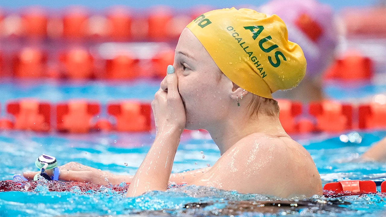 Australian swimmer Mollie O'Callaghan sets world record in women's 200-meter freestyle despite knee injury