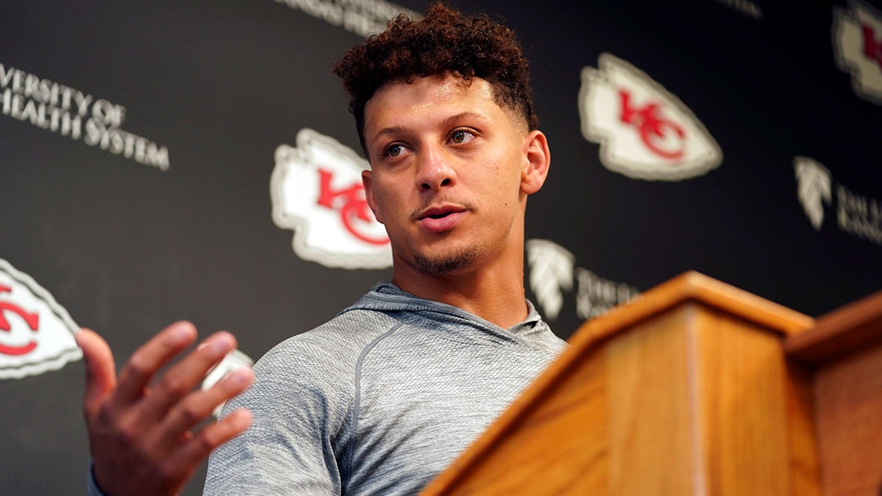 Patrick Mahomes habla con los periodistas