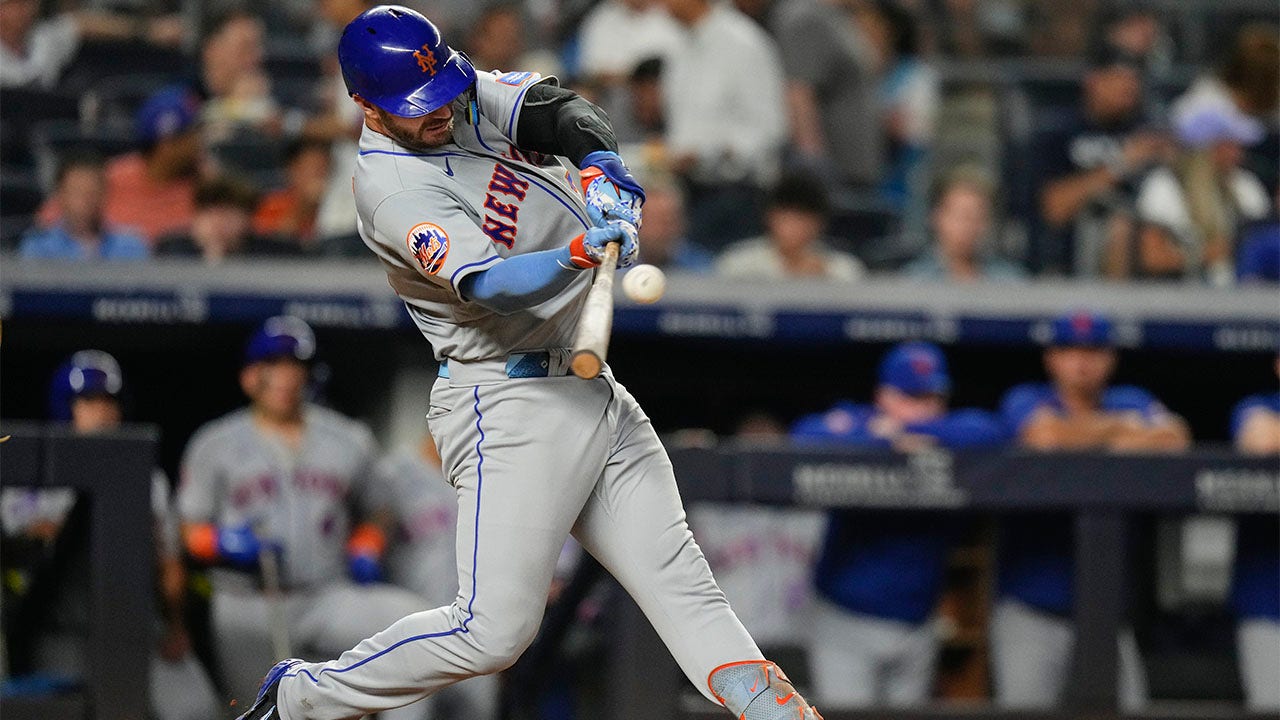 Pete Alonso hits home run