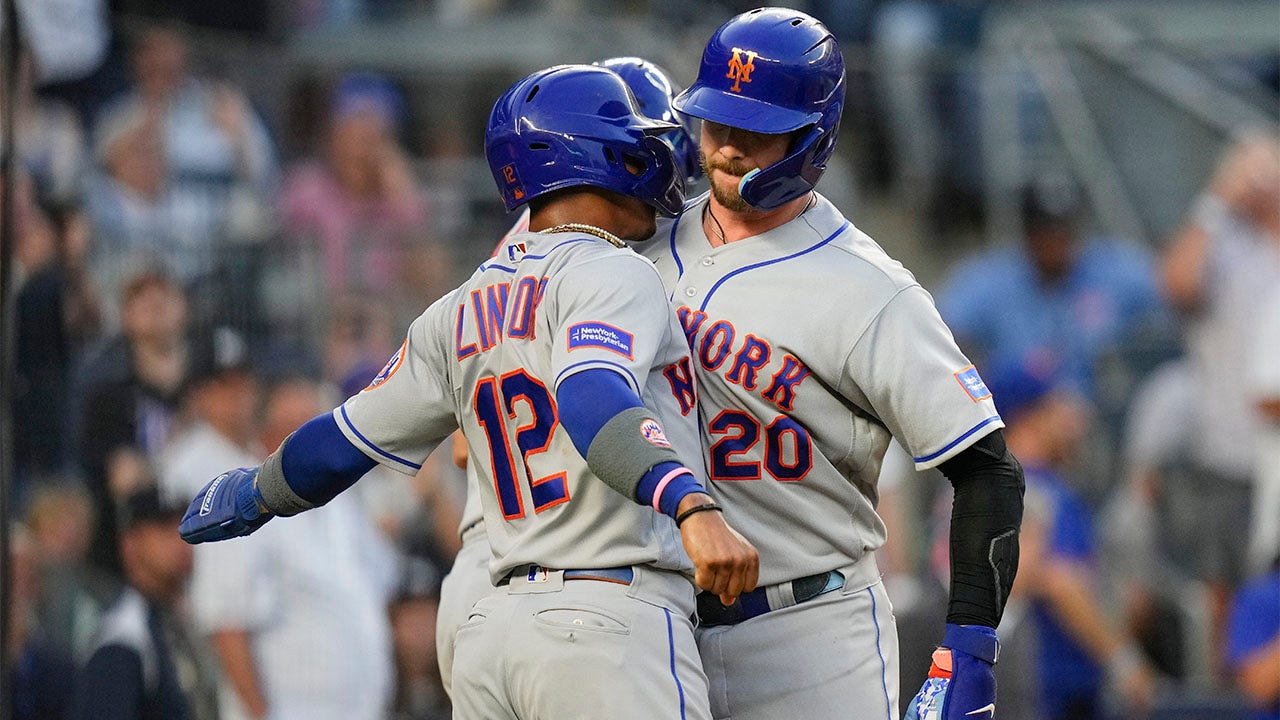 Pete Alonso celebrates with Fransisco Lindor