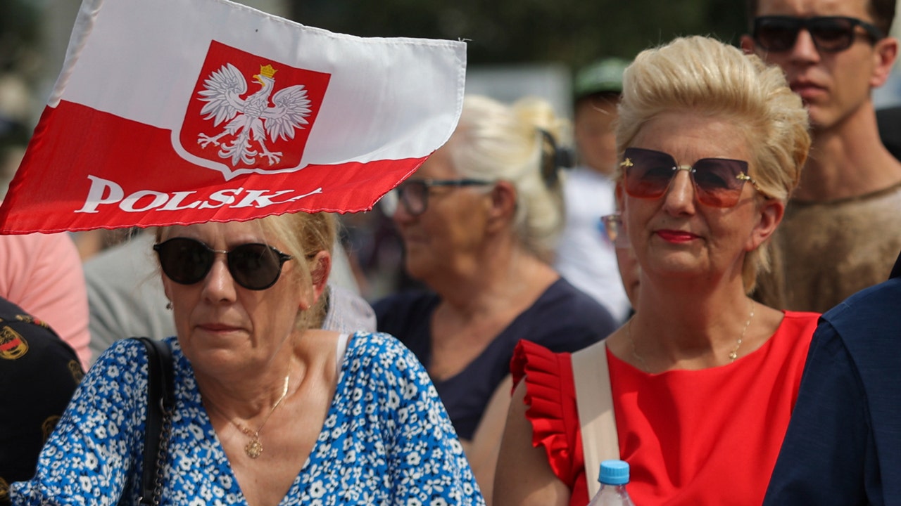 Orang-orang menghadiri Hari Tentara Polandia
