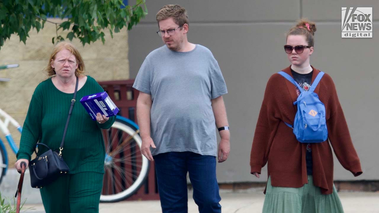 La esposa de Rex Heuermann, Asa Ellerup y su hija, Victoria Heuermann, caminan por la calle