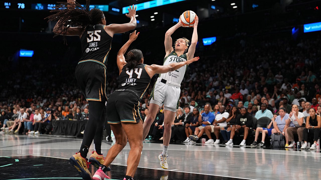 WNBA player Sami Whitcomb loses gum after nailing three-pointer, picks ...