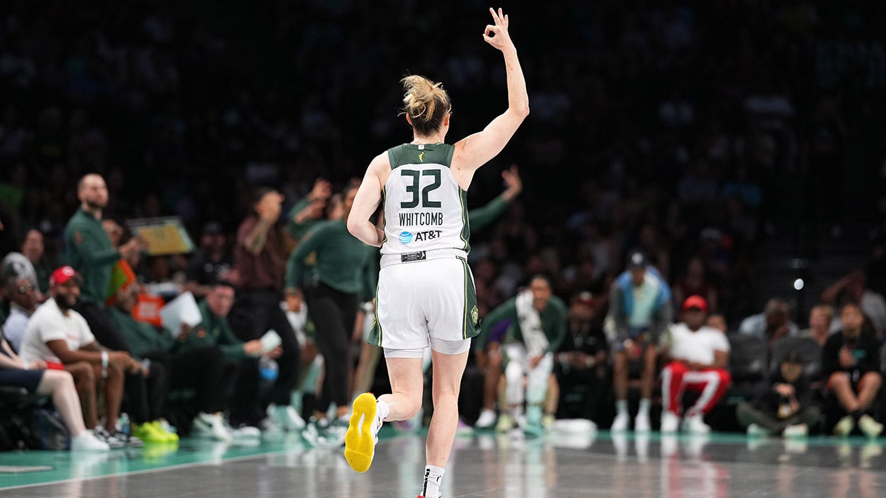 WNBA player Sami Whitcomb loses gum after nailing three-pointer, picks ...