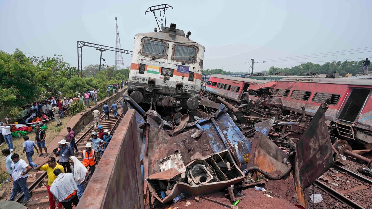 اعتقال 3 من مسؤولي السكك الحديدية الهنود فيما يتعلق بحادث قطار مميت أودى بحياة أكثر من 290 شخصًا
