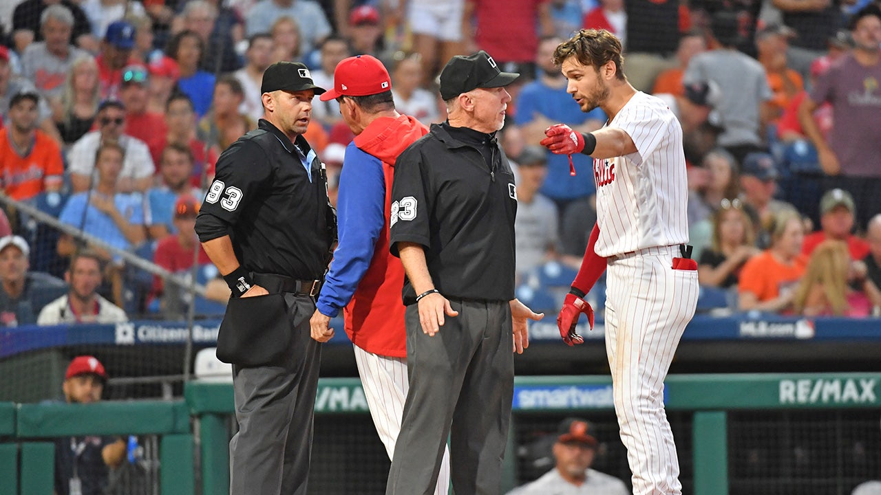 Trea Turner discute con los árbitros