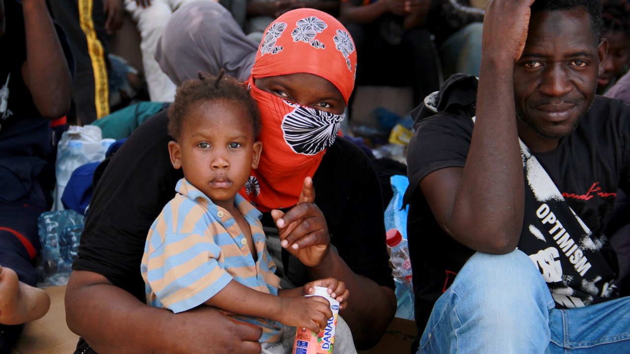 أُعيد المهاجرون المحاصرون على الحدود التونسية الليبية إلى تونس بعد أن واجهوا ظروفًا خطيرة