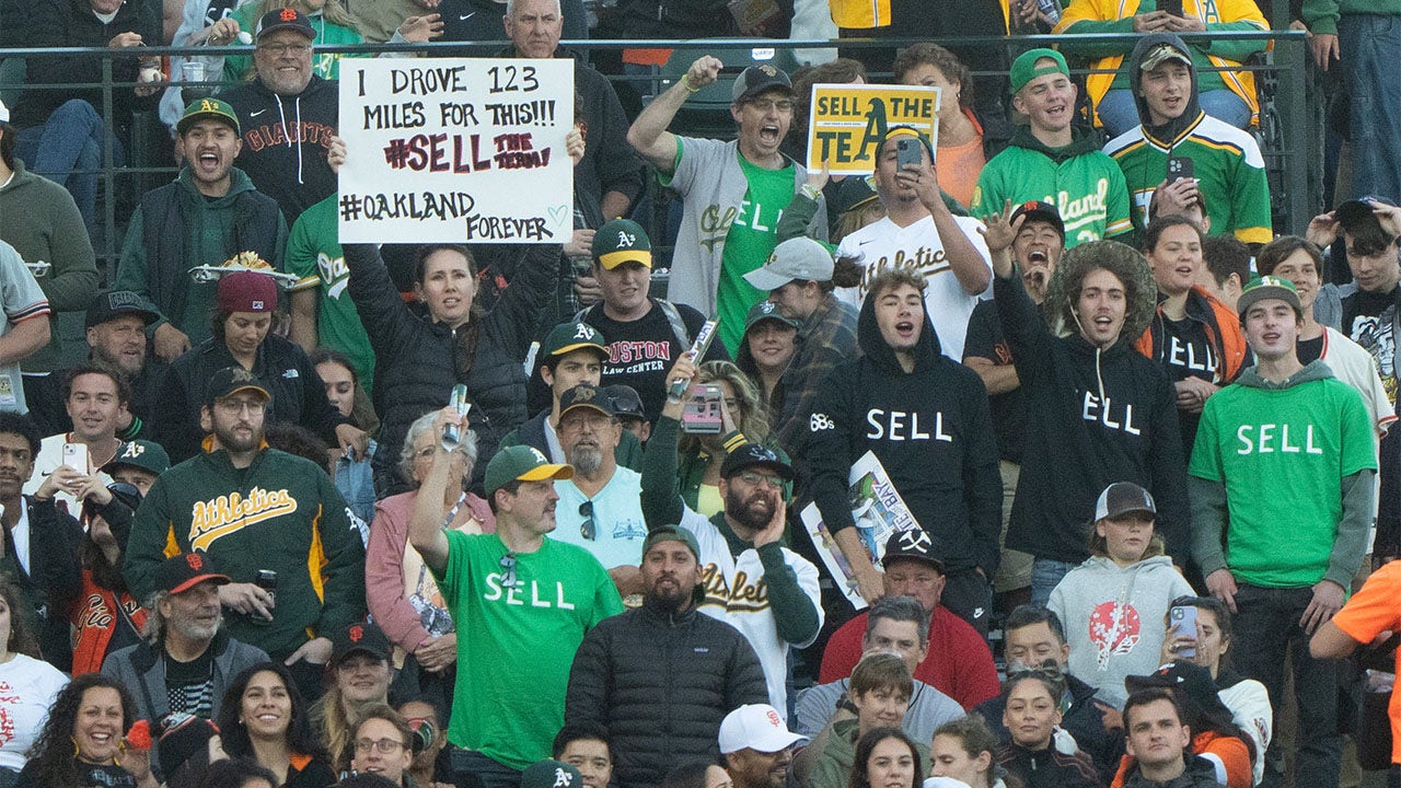 A's, Giants fans join in 'sell the team' chant at Oracle Park