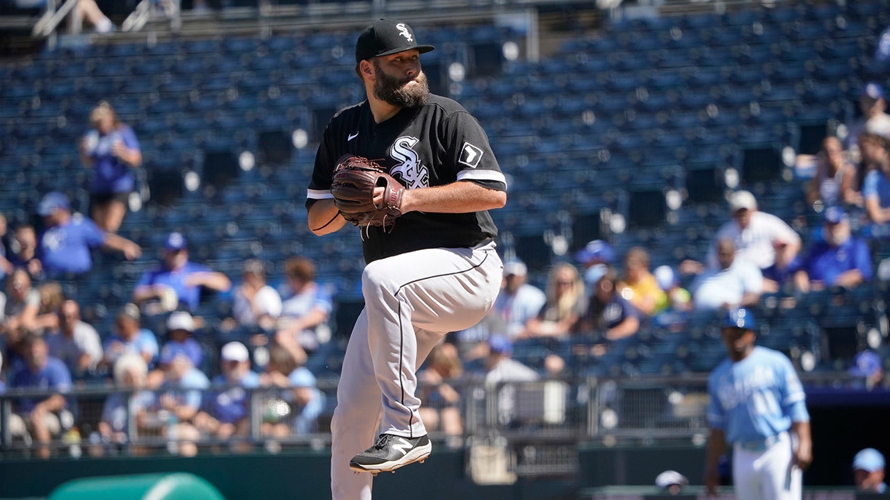 Lance Lynn throws a pitch