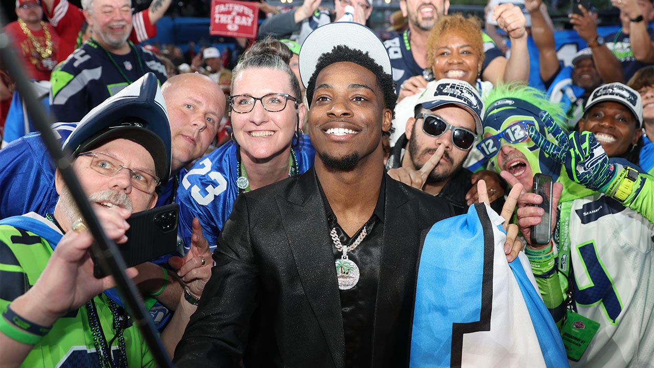 Devon Witherspoon takes selfie with fans