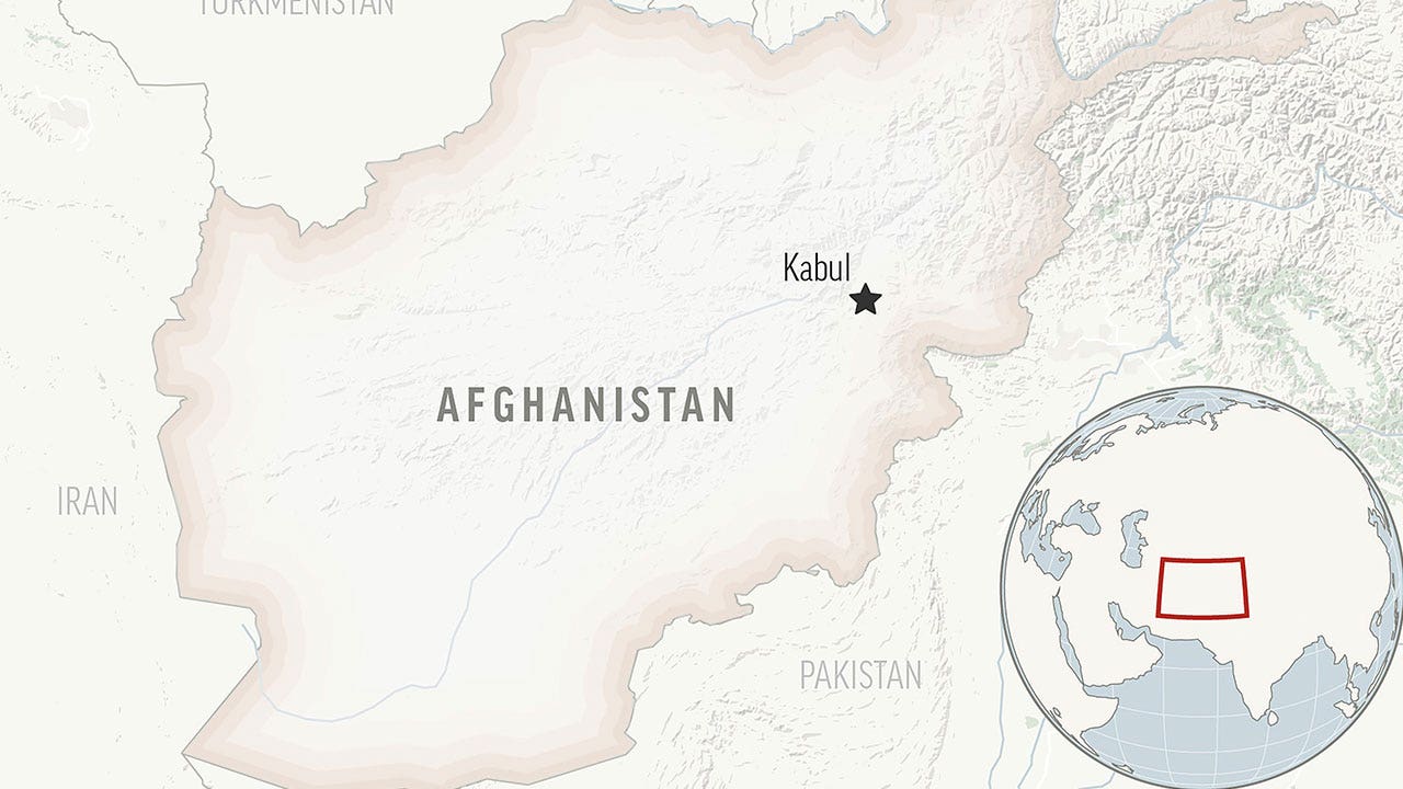 مقتل طفلين في أفغانستان بينما تفر عائلات من هدم منازل أكواخ من قبل طالبان ، بحسب منظمة إغاثة