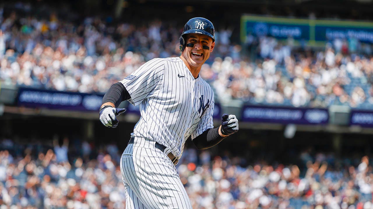 Anthony Rizzo scores a home run