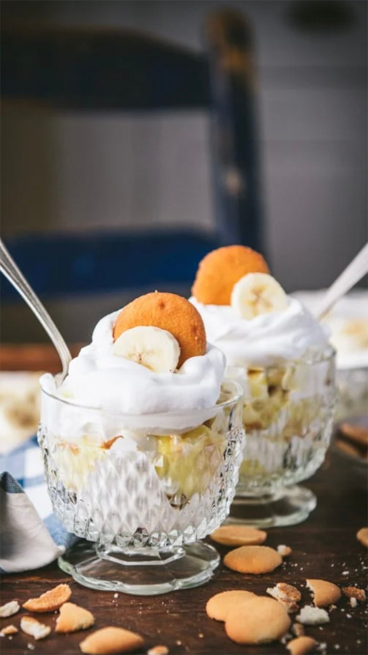 banana pudding in glass cup