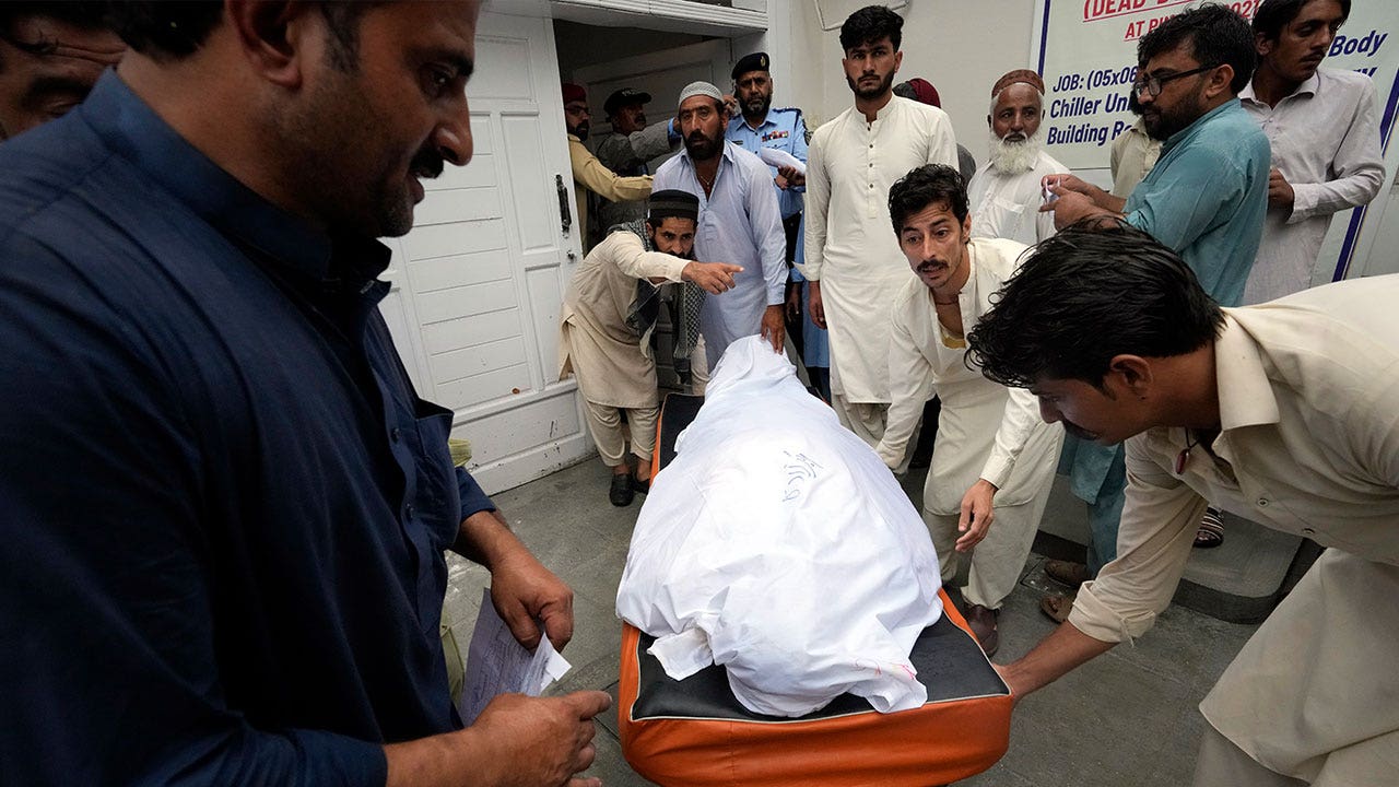 11 قتيلا في باكستان بعد انهيار جدار بسبب الأمطار الموسمية