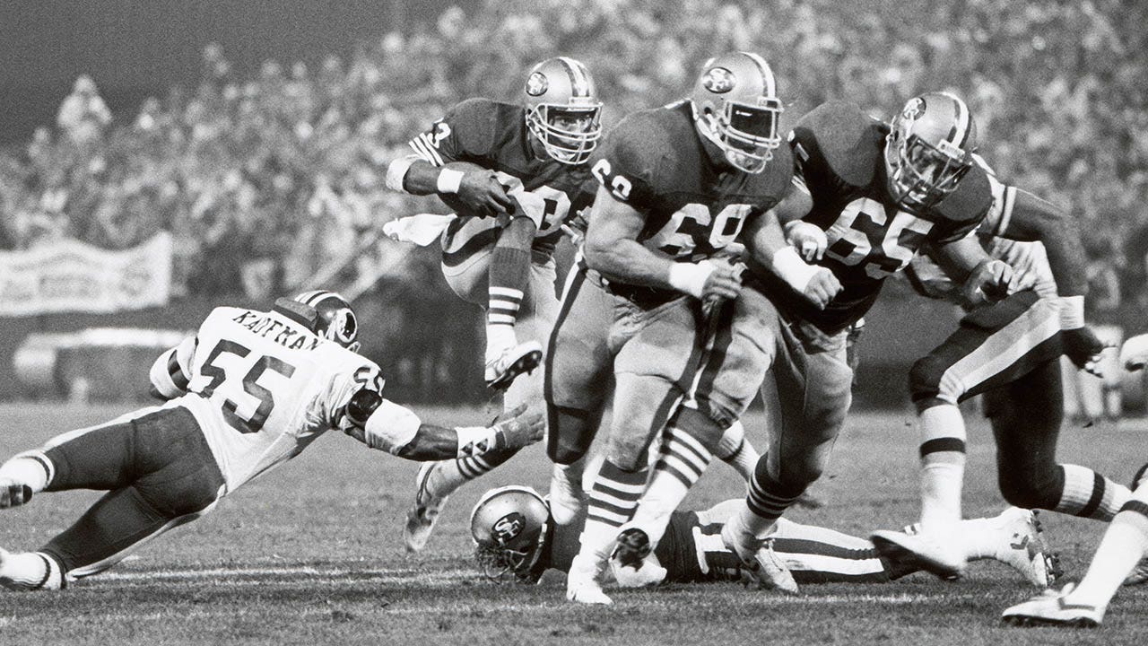 Bruce Collie blocks during a 1988 NFL game