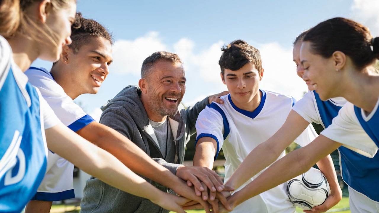 Entraîneur avec des joueurs adolescents