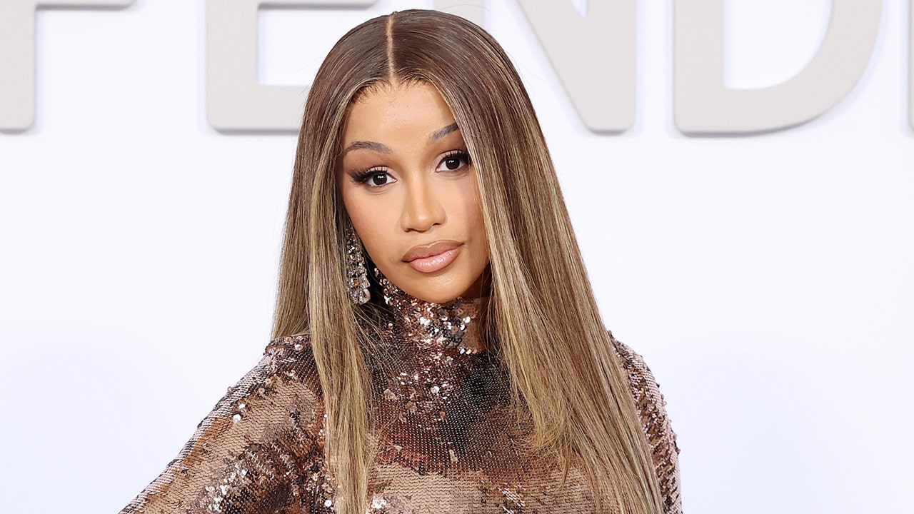 Cardi B Accused Of Battery After Flinging Mic At Fan During Vegas ...