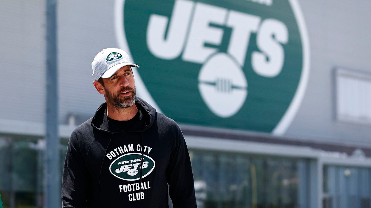 Aaron Rodgers takes $35 million pay cut with Jets in new deal that runs through 2024: reports