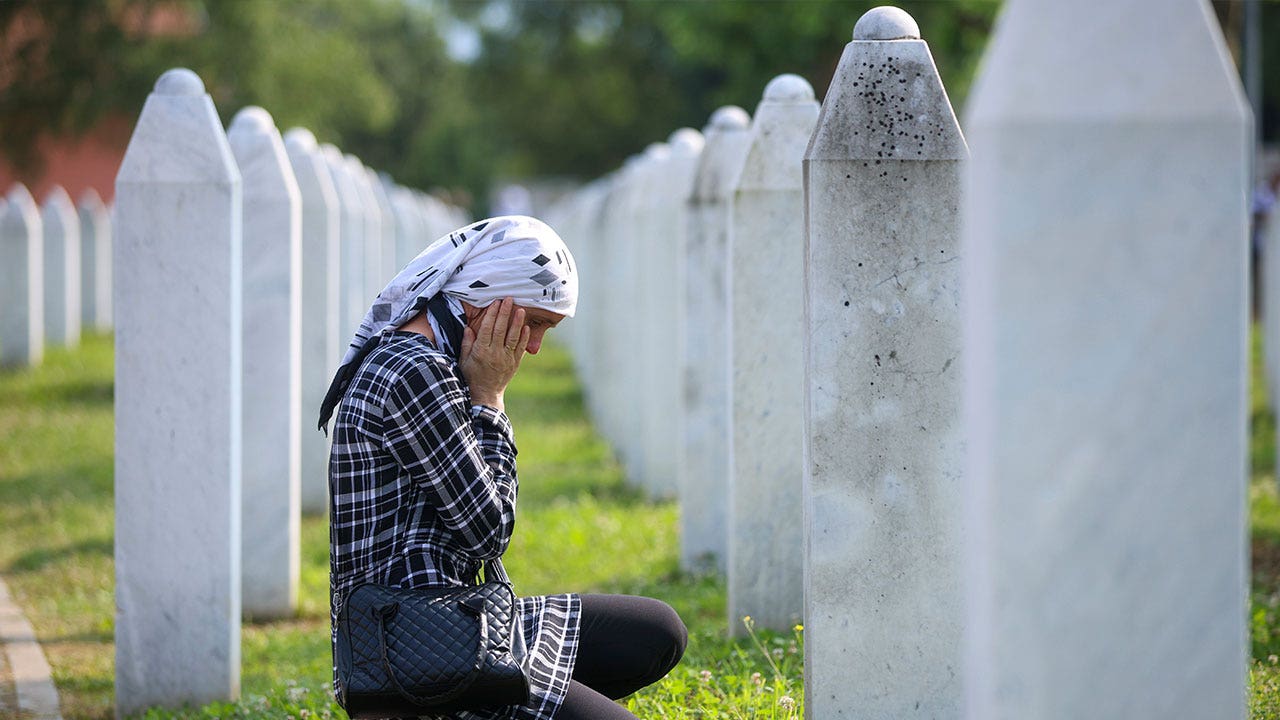 تحتفل البوسنة بالذكرى الثامنة والعشرين لمذبحة سريبرينيتشا عام 1995