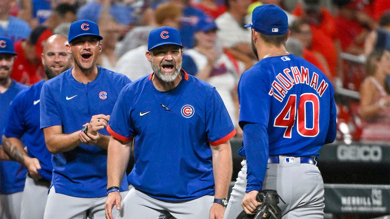 David Ross celebrates with Mike Tauchman