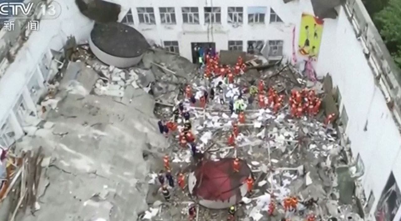 11 قتيلاً بعد انهيار سقف صالة الألعاب الرياضية بالمدرسة الإعدادية أثناء ممارسة الكرة الطائرة في الصين ، اعتقالات
