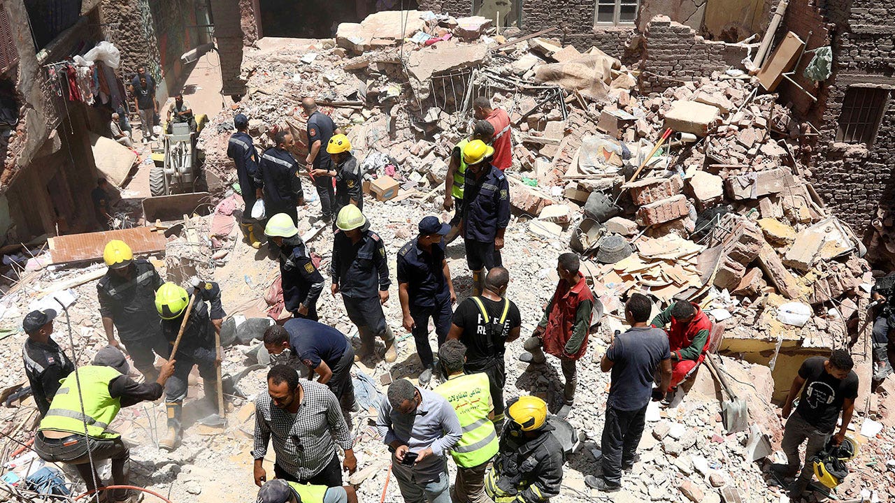 9 قتلى في القاهرة إثر انهيار مبنى سكني من 5 طوابق