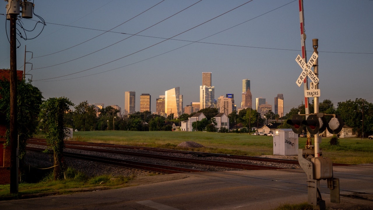 Le centre-ville de Houston, au Texas, est vu derrière les voies ferrées