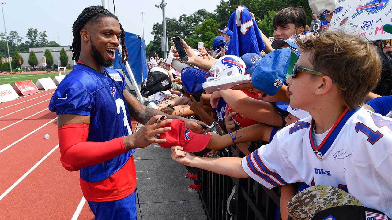 Damar Hamlin signs autographs