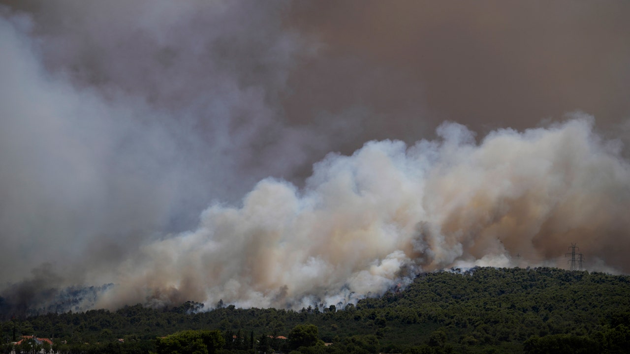 الطرق السريعة مغلقة ، مصفاة النفط مهددة مع اشتعال حرائق الغابات في اليونان