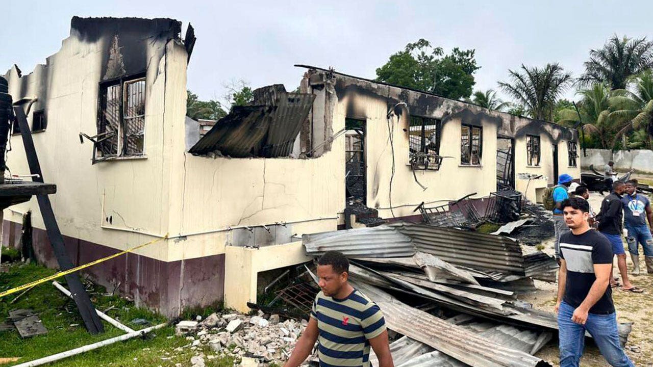 حكومة غيانا تصل إلى مستوطنة بعد مقتل 20 طفلاً حتى الموت في حريق في عنبر في مدرسة ثانوية