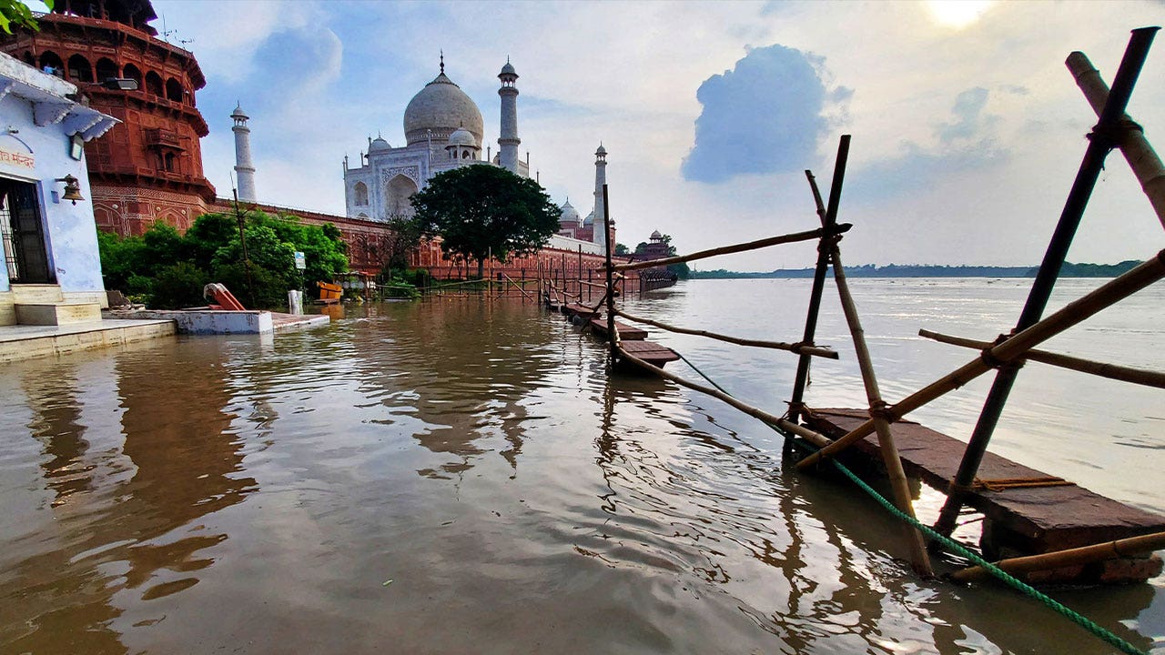 تسببت الفيضانات في الهند في تداخل الأنهار بجدران تاج محل ، مما أثار مخاوف من حدوث أضرار