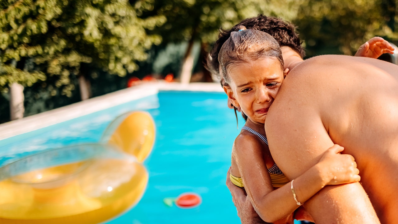 fille qui pleure à la piscine