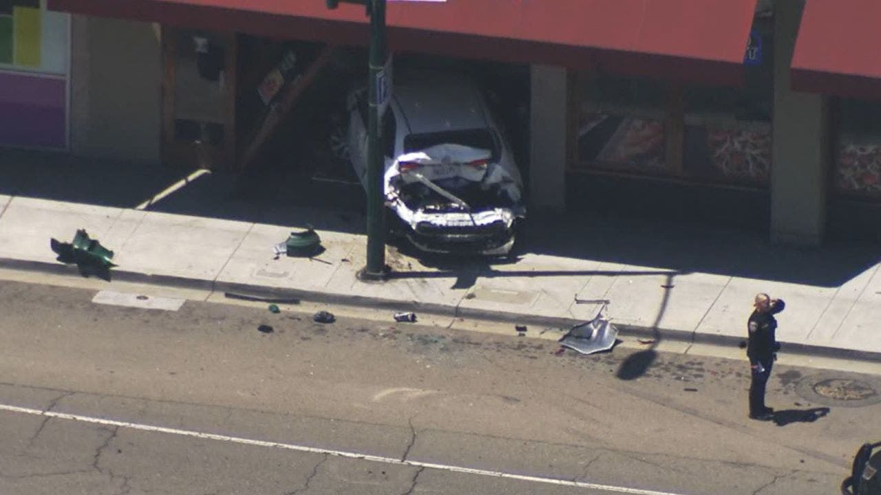 Coche dañado al lado de la pizzería