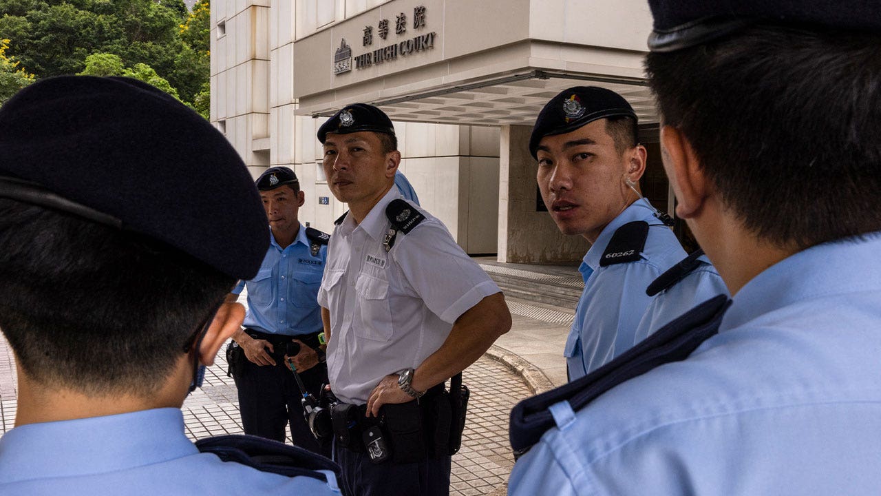 شرطة هونغ كونغ خارج المحكمة