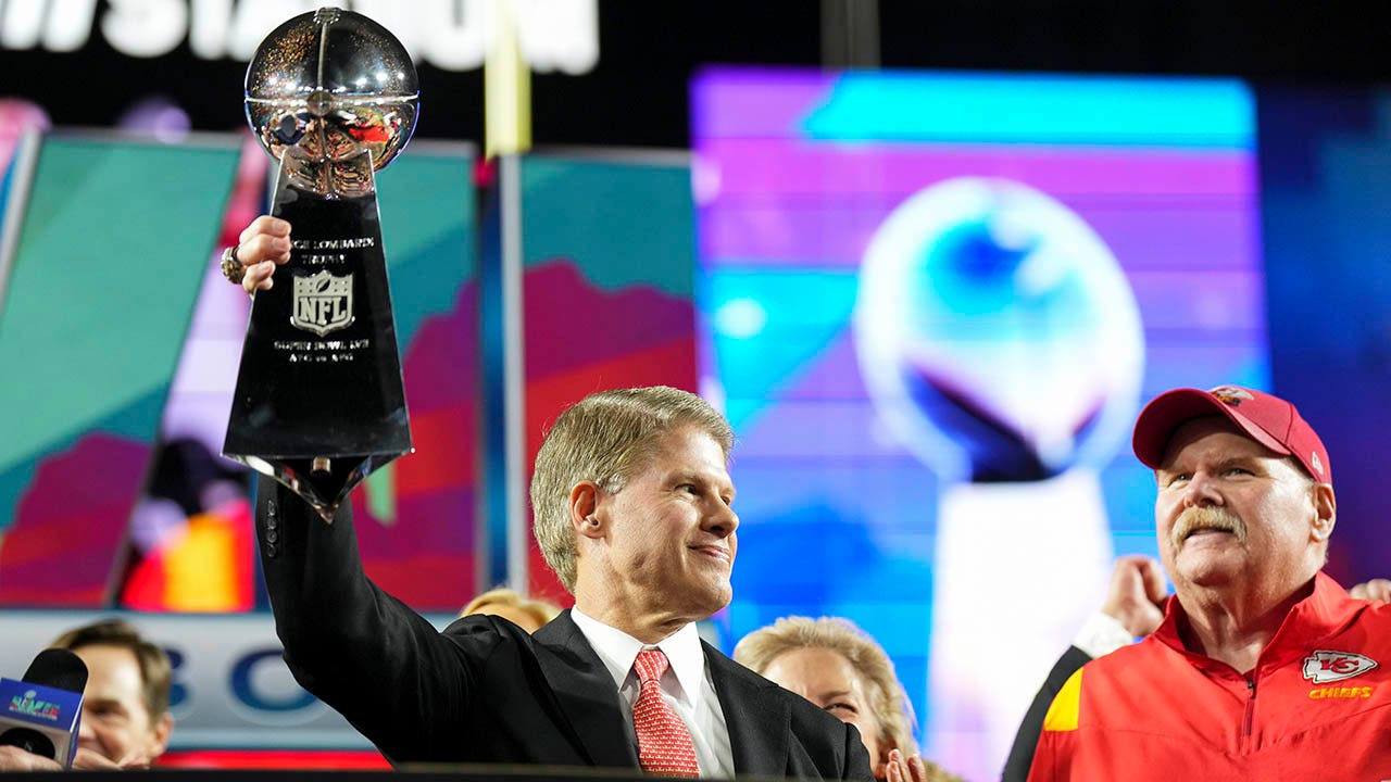 Andy Reid and Clark Hunt celebrate winning the Super Bowl