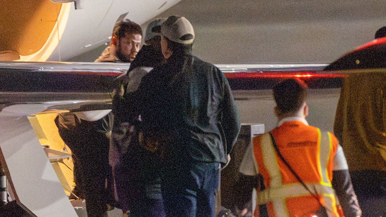 Hunter Biden, Los Angeles havaalanına indikten sonra iki SUV'dan oluşan bir konvoyla uçtu