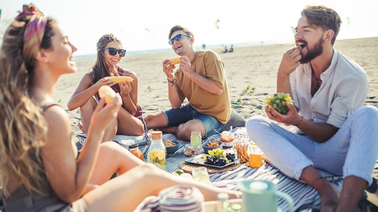 Expert tips for maintaining a healthy diet and avoiding overindulgence while on vacation