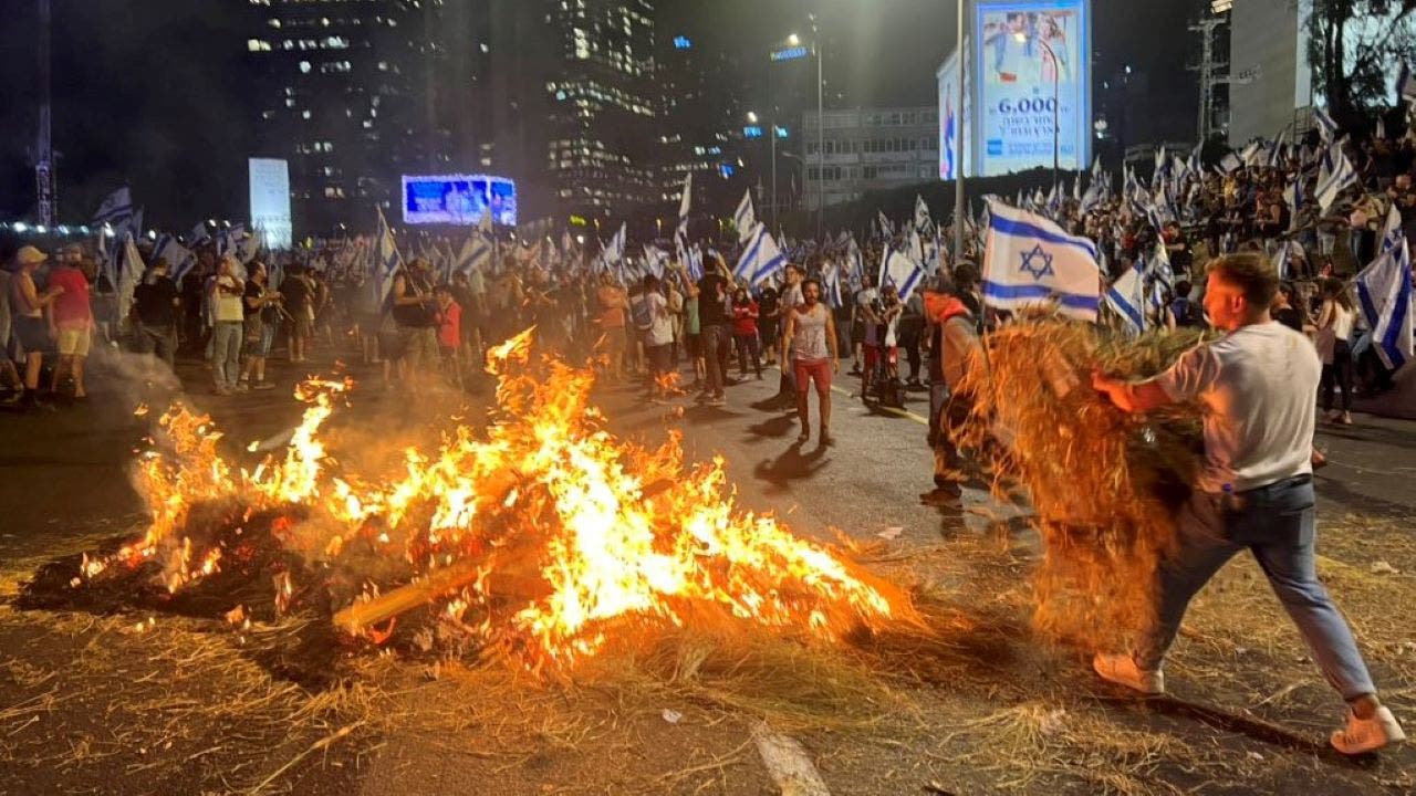 Tel Aviv protests: Thousands of Israelis rally over police chief resignation, chaos erupts