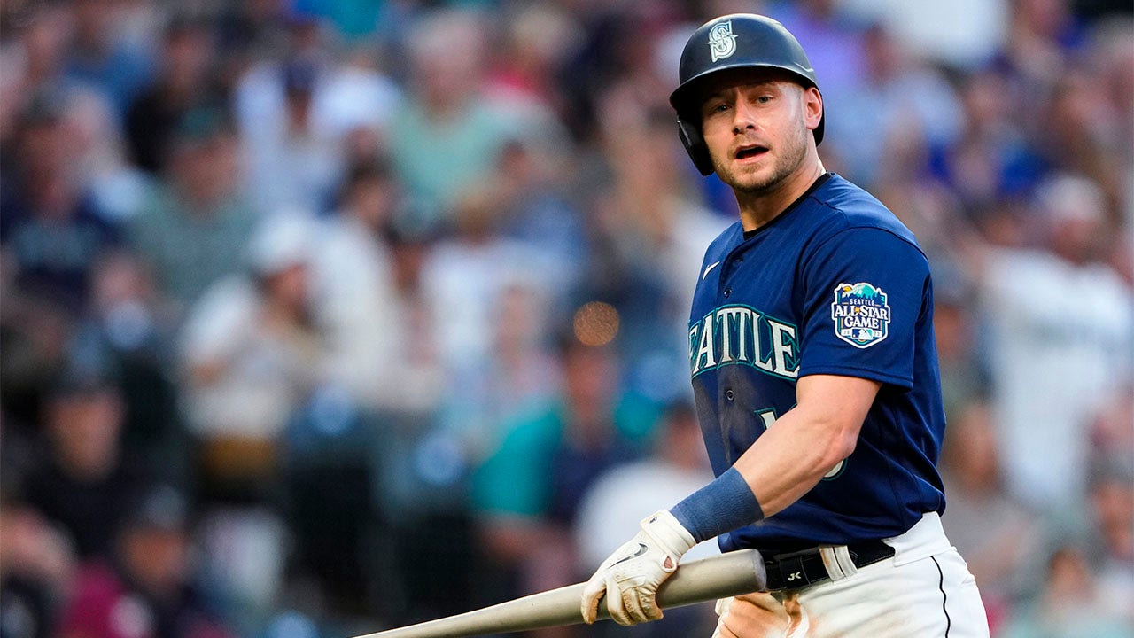 Jarred Kelenic heads back to the dugout