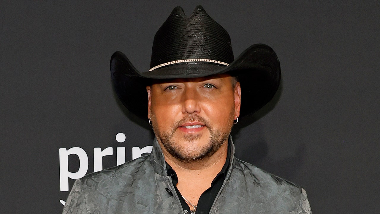 Jason Aldean at the CMAs carpet in a black cowboy hat