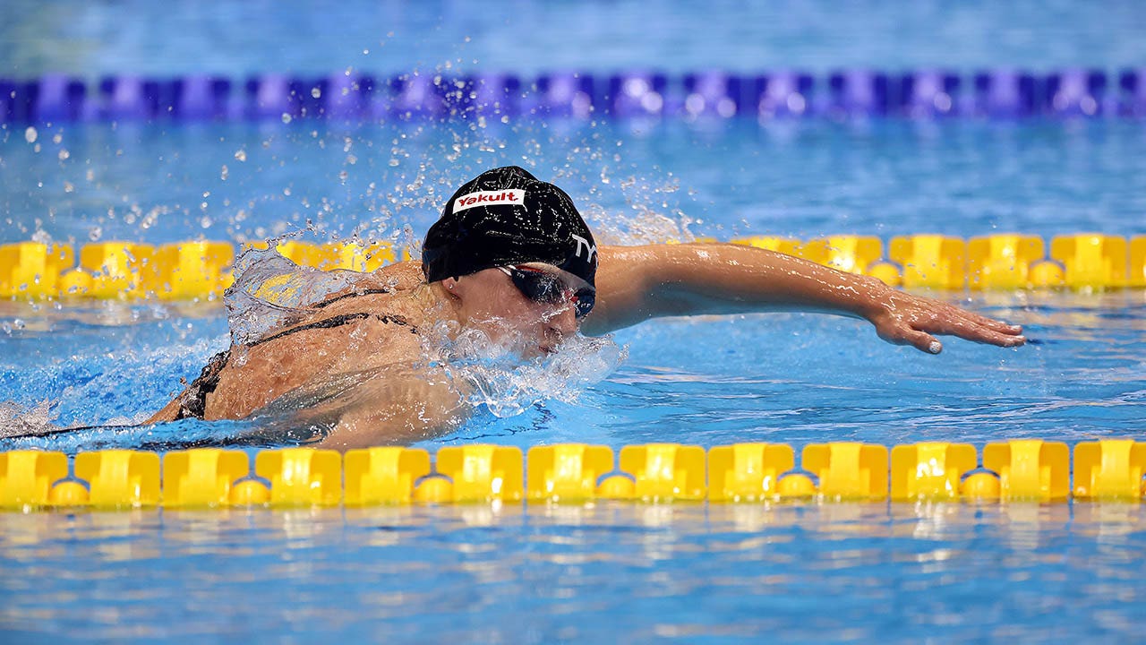 Katie Ledecky nada en los 1500 m estilo libre
