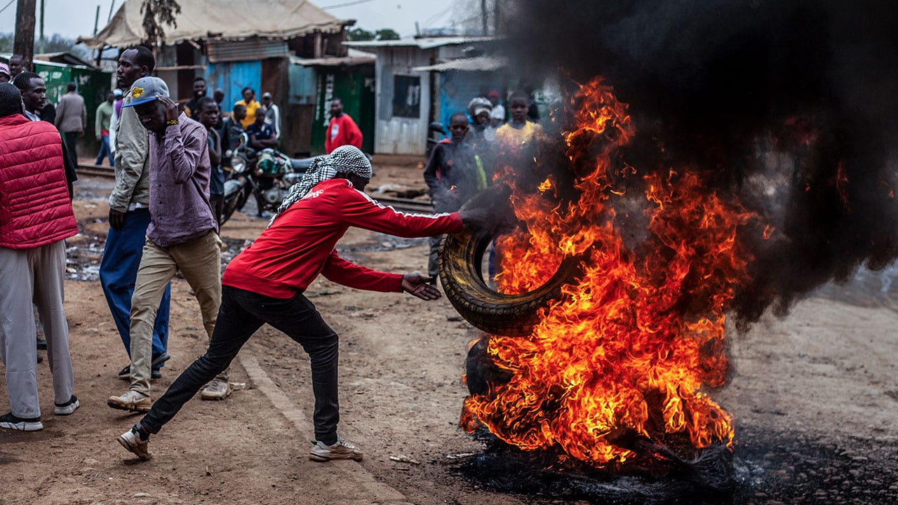 قتل ضباط في كينيا 6 أشخاص خلال احتجاجات على ارتفاع التكلفة ، و 50 طفلاً بالغاز المسيل للدموع