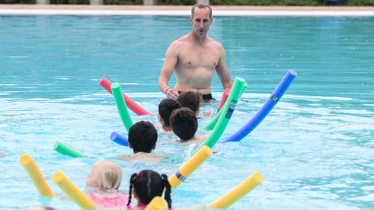 Enfants aux cours de natation 