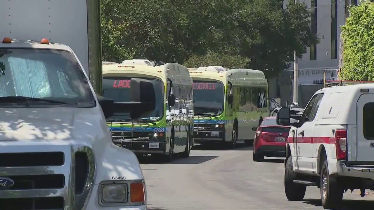 Migrant buses arrive in Los Angeles from Texas