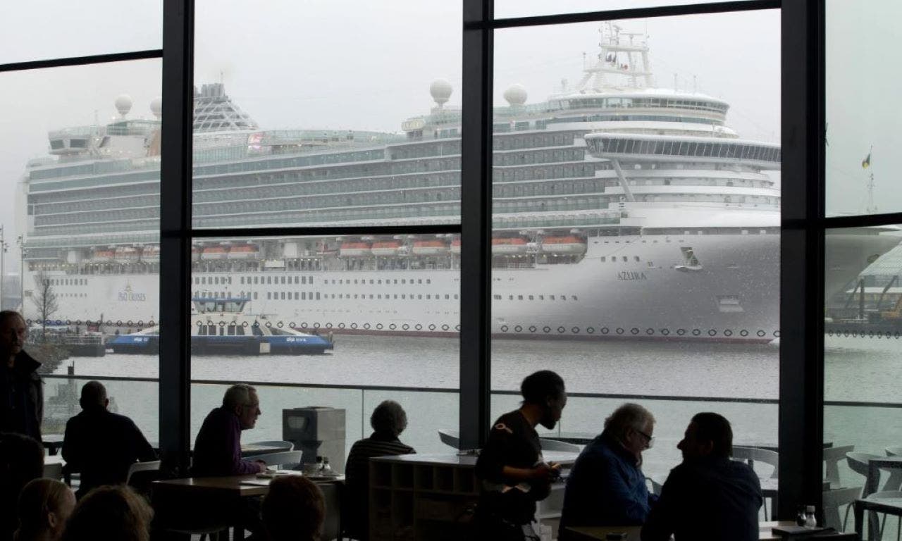 أمستردام تتحرك لحظر السفن السياحية من وسط المدينة لمكافحة التلوث: بحر الجراد
