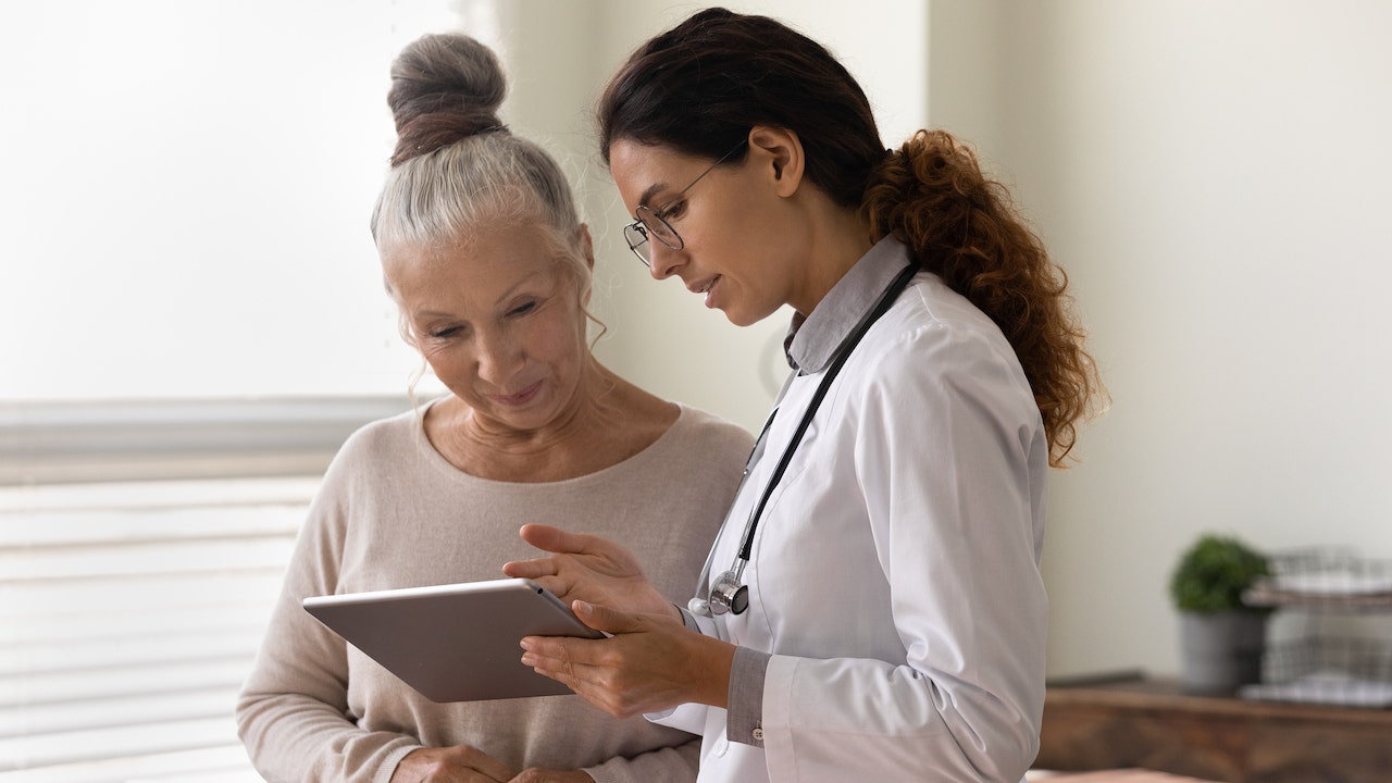 Femme plus âgée chez le médecin