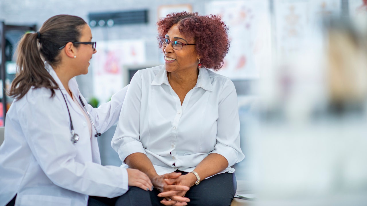 Femme plus âgée avec médecin