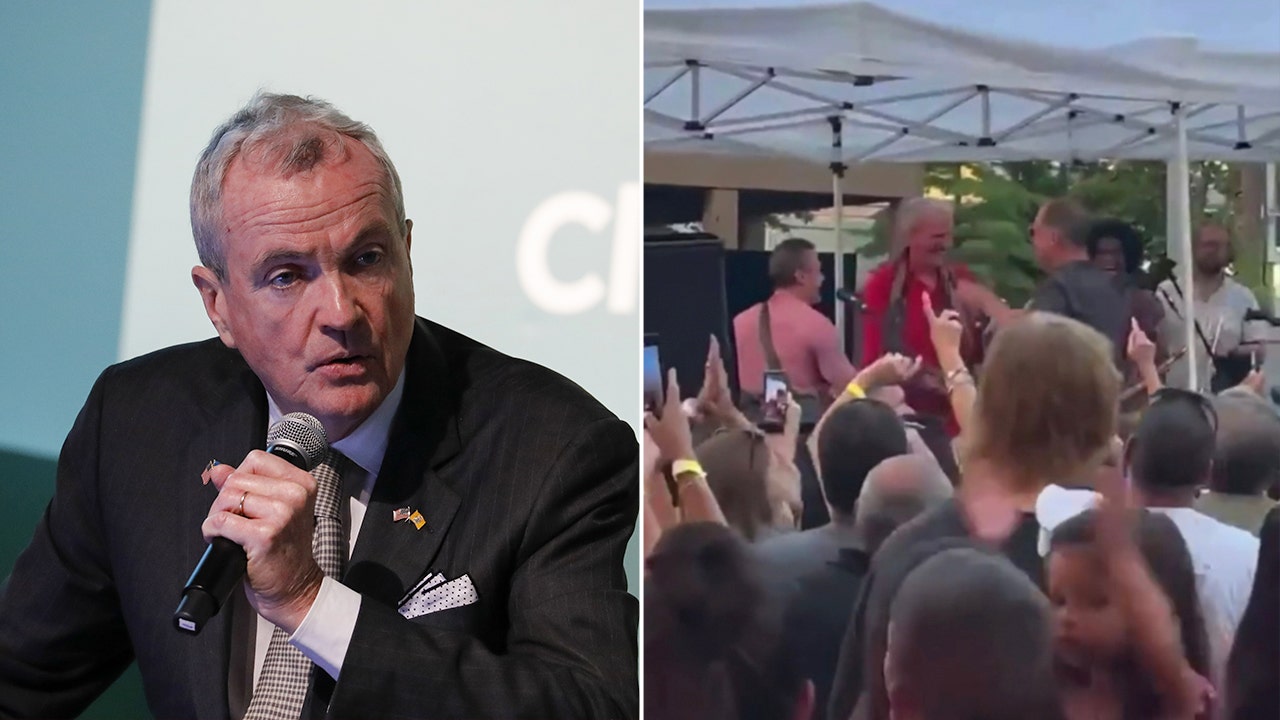 Dem governor in deep blue state faces chorus of boos at concert as singer tries to hush them up